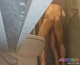 Dad went out and sneaked into the bathroom while mom was taking a shower and fucked her so much that they cooperated a little bit.